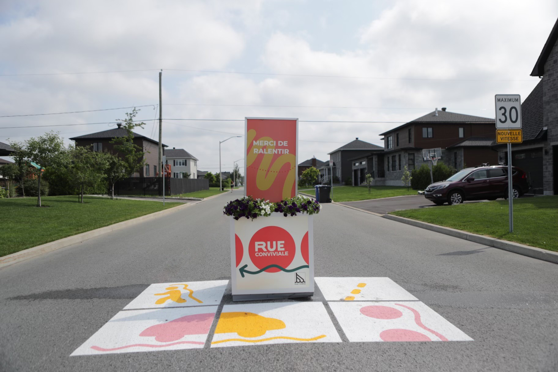 Rue conviviale - Bac à fleur et marquage au sol