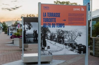 Des pancartes de l'Expo-photos située sur la terrasse Turcotte
