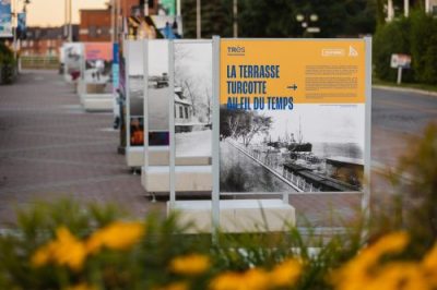 Des pancartes de l'Expo-photos située sur la terrasse Turcotte