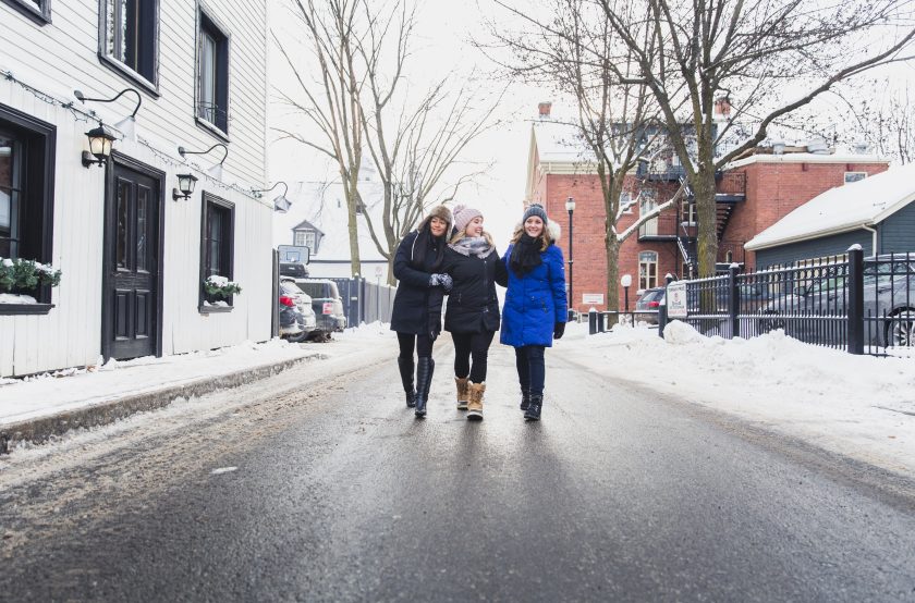 Femmes qui marchent dans la rue à Trois-Rivières en hiver.