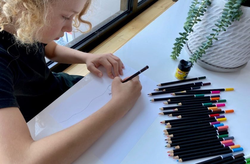 Enfant qui dessine un dessin