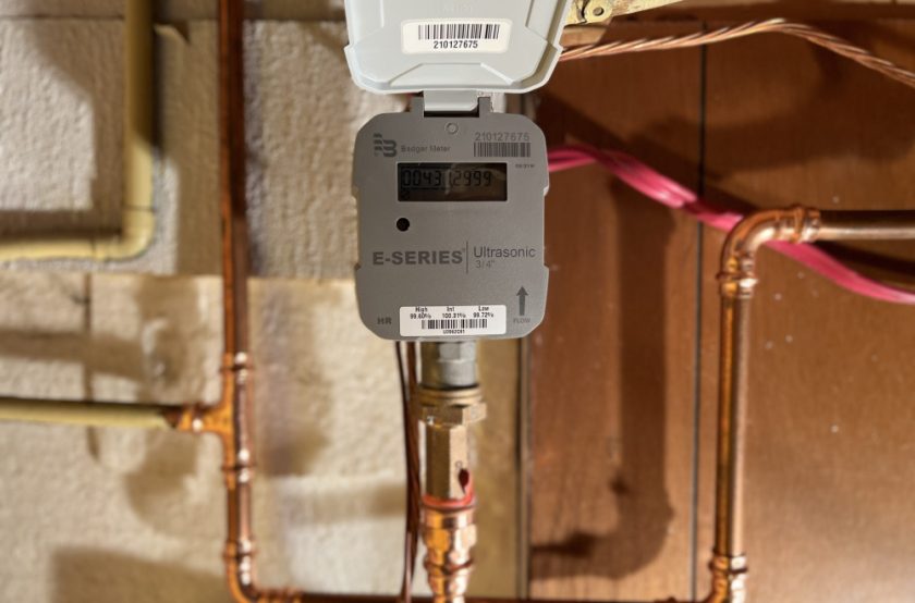 Photo d'un compteur d'eau installé dans une maison.