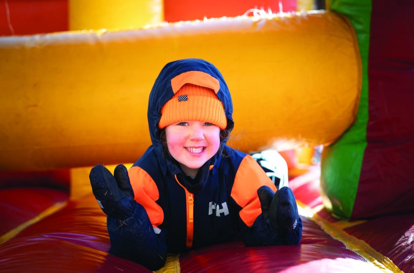 Photo d'un garçon souriant dans un jeu gonflable.