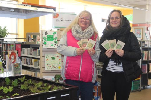 Photo de deux abonnées qui sont venues se procurer des semences à la grainothèque de la bibliothèque Maurice-Loranger.