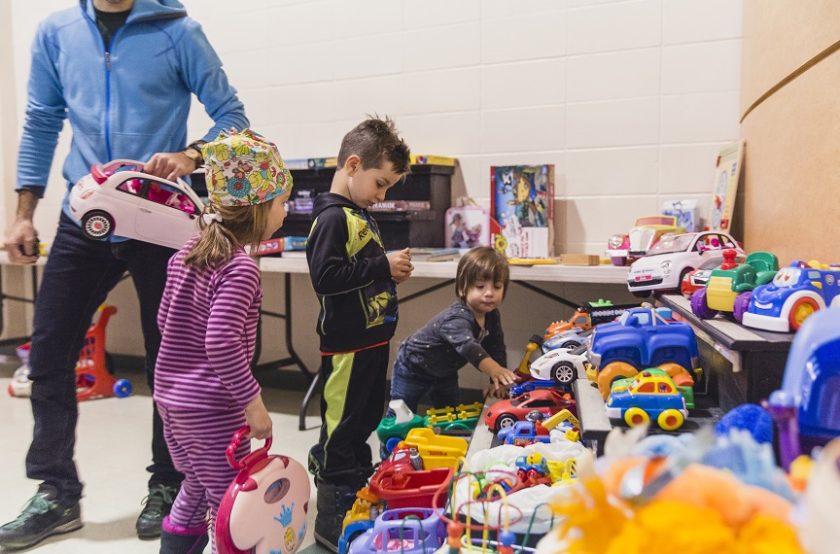 Enfants qui choisissent des jouets