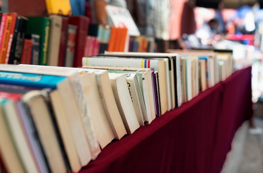 Photos de livres en rangée pour la vente annuelle de livres dans les bibliothèques.